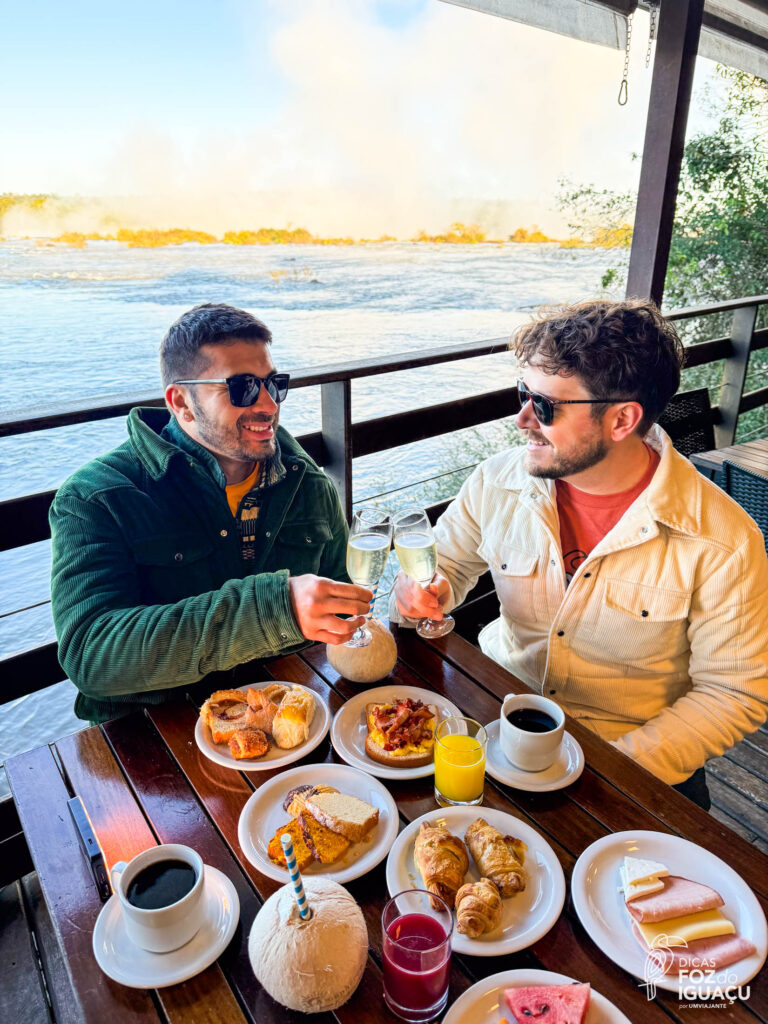 Café da manhã no passeio do Amanhecer nas Cataratas