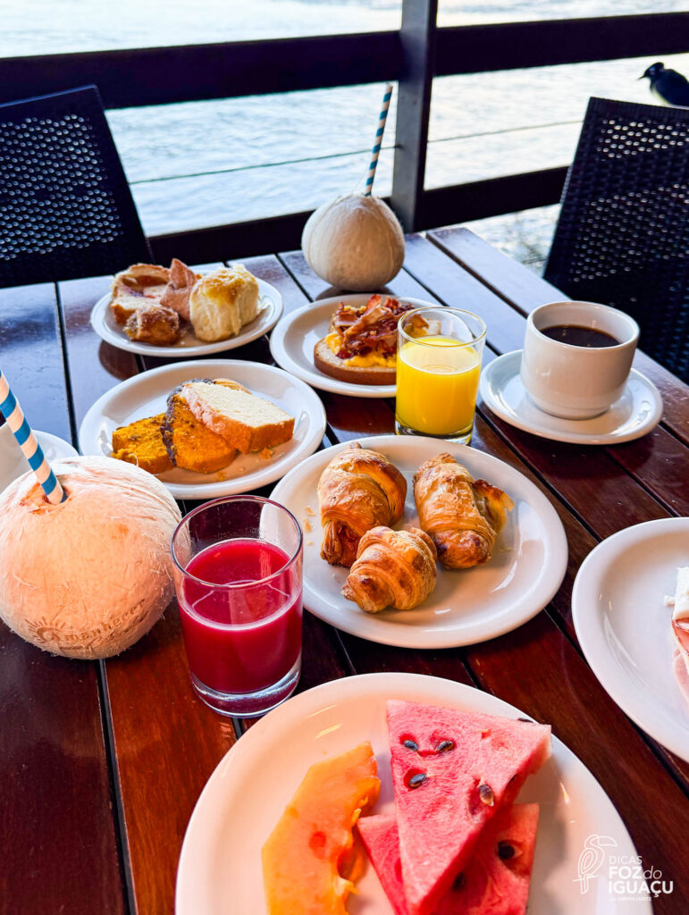 Café da manhã no passeio do Amanhecer nas Cataratas